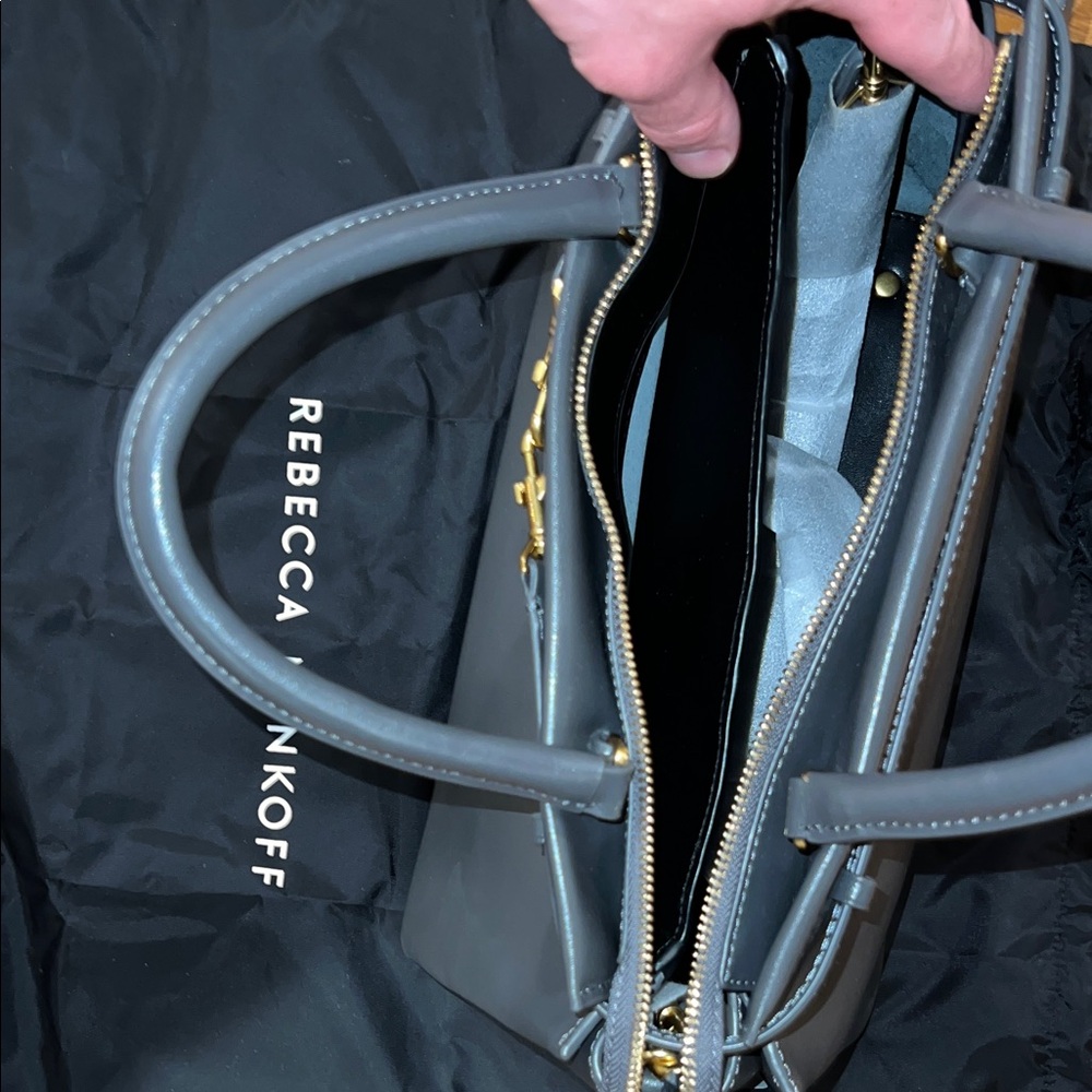Rebecca Minkoff Insider Shoulder Bag
Shadow
Model: HH24TISDSH
New With Tags - Picture 3 of 5